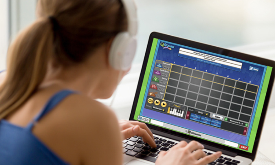 QuaverMusic-Features-Custom-Assignments-and-Composition-Tool – QuaverEd Student with headphones using a laptop with QuaverEd's QGrooves Composition Tool.